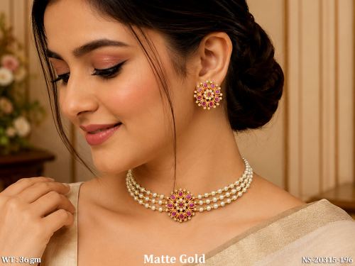 Necklace Set with Earrings with Pearls in Matte Finish