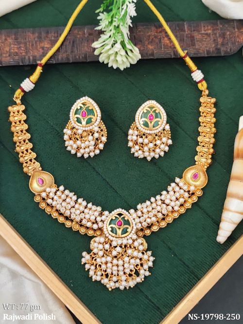 Traditional Jewellery Set with Pearls