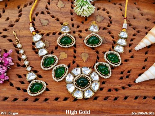 Kundan Stone-Studded Jewellery Set