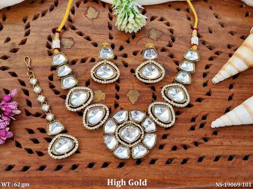 Kundan Stone-Studded Jewellery Set in White, photo 2 of 3