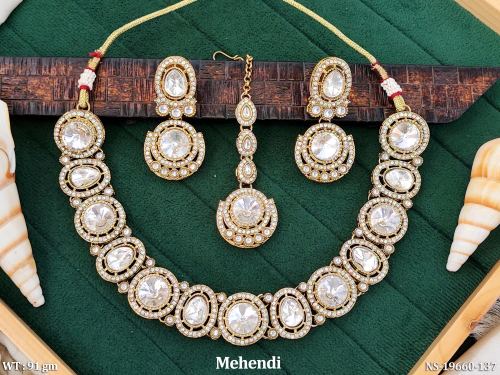 Kundan Short Necklace Set in Mehendi Finish for Women in White, photo 2 of 3
