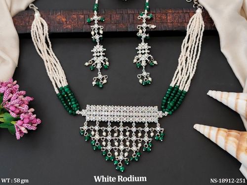 Necklace Set with Pearls in White Finish