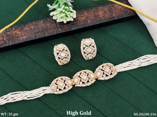 White Kundan Jewellery Set with Pearls, photo 2 of 3
