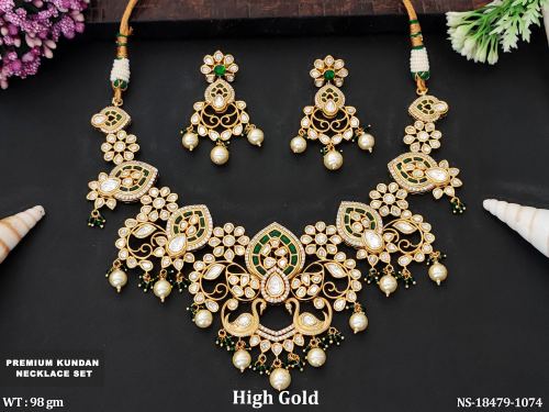 Wedding Wear Kundan Necklace Set with Pearls in Green, photo 2 of 6