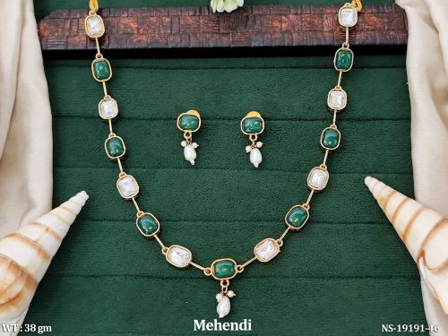 Kundan Stone-Studded Necklace Set with Earrings in Mehendi Finish in Green, photo 2 of 3