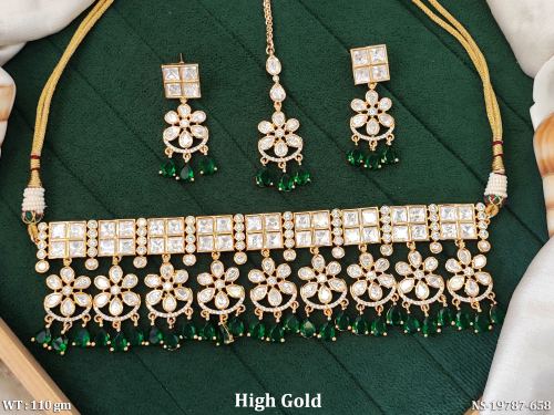 Kundan Pearl Jewellery Set in Green, photo 2 of 9