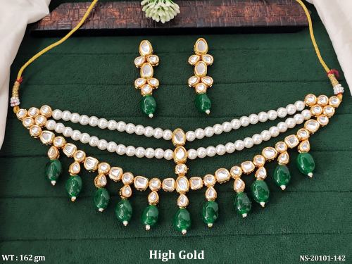 Green Kundan Jewellery Set with Pearls in Green, photo 2 of 3