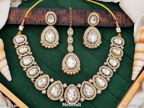 Kundan Necklace Set with Earrings with Stone Work in Mehendi Finish in White, photo 3 of 4