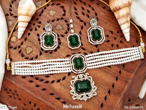 Green Kundan Necklace Set with Pearls, photo 2 of 3