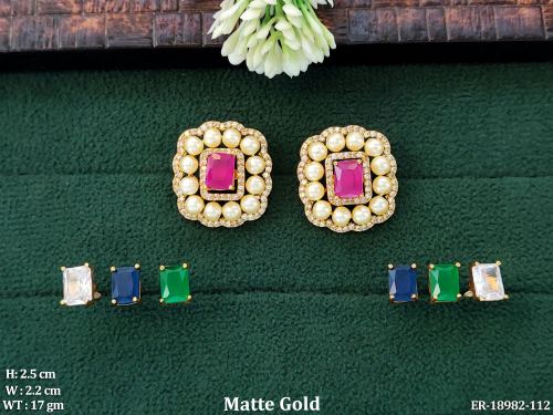 Stud Earrings with Pearls in Matte Finish