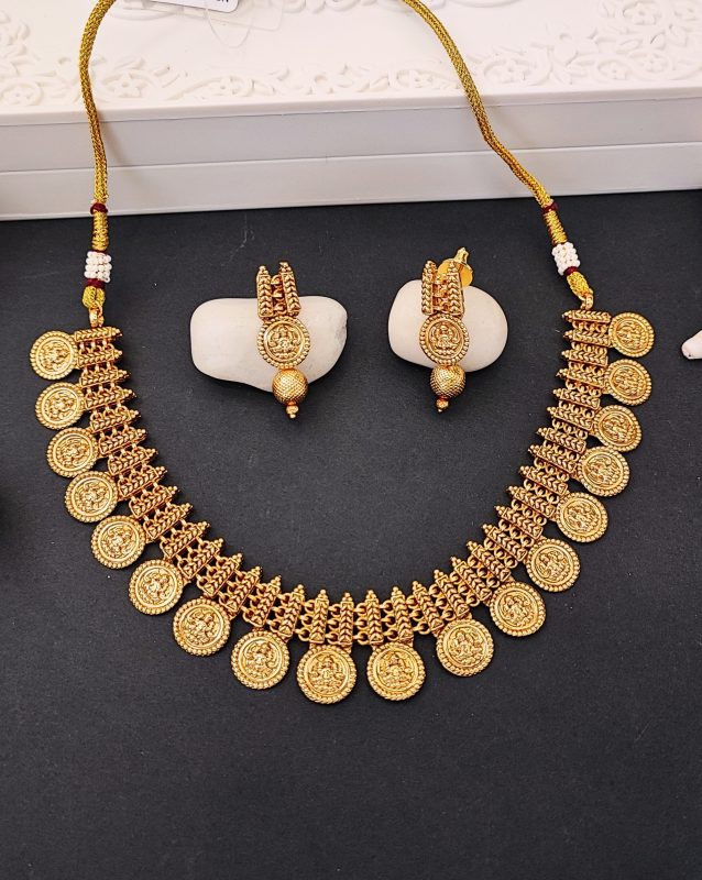 Temple Jewelry Style with Lakshmi Motif – Ethnic Indian Design for Festivals, Weddings & Special Occasions – Lightweight and Comfortable to Wear
